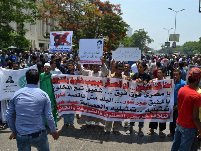 ‪مظاهرات تعترض على حكم المحكمة الدستورية وتندد بالمجلس العسكري‬ (الجزيرة)