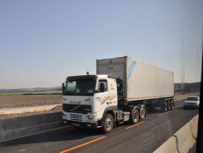 ‪الشاحنات تنطلق من ميناء حيفا إلى العراق عبر الأردن‬ (الجزيرة)