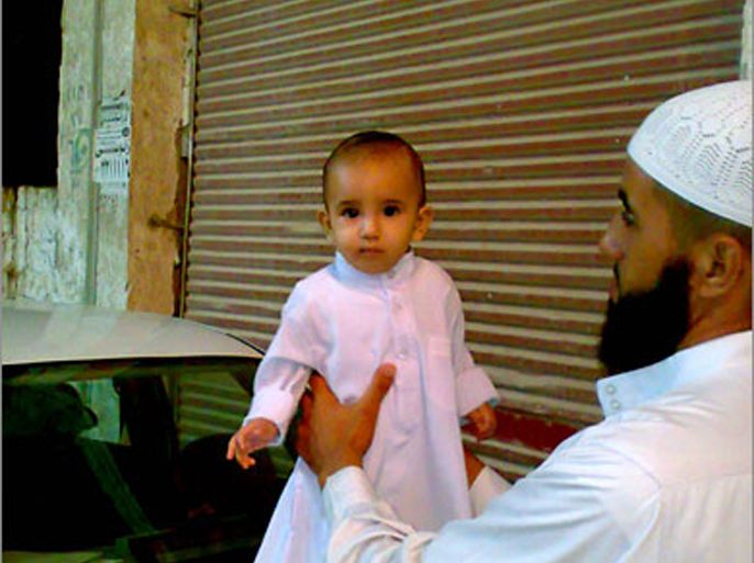المتوفي محمد بلال مع ابنه (الجزيرة)