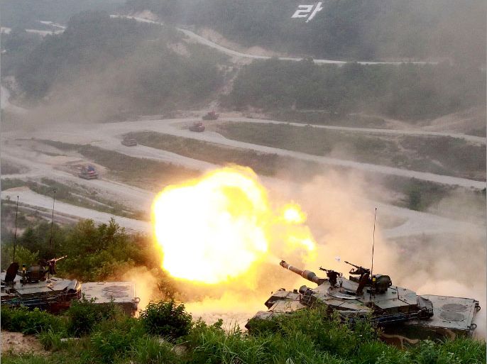 epa03276437 South Korea's K1A1 tanks participates during the South Korea-U.S. joint military live-fire exercise against a possible attack from the North Korea at Seungjin fire training field on Phocheon-gun, 80km north of Seoul, in Gueonggi province, South Korea. 22 June 2012. EPA/JEON HEON-KYUN