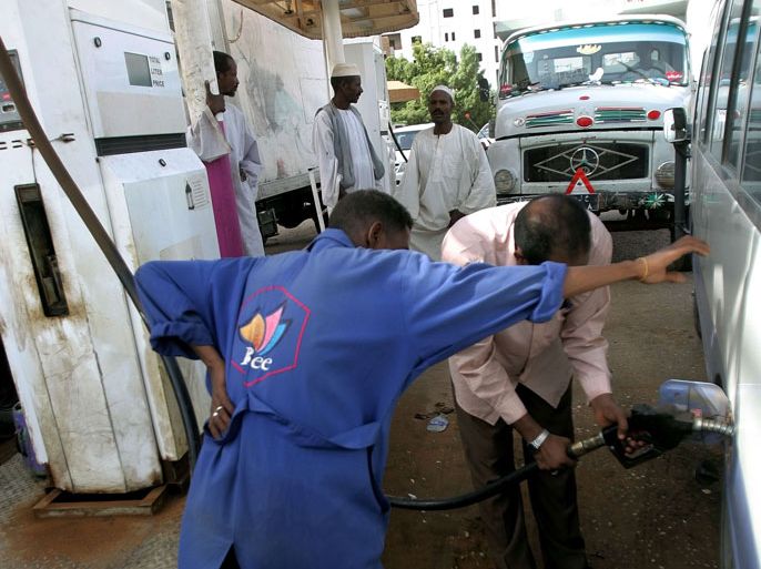 ASH2272 - Khartoum, -, SUDAN : A Sudanese man fills his vehicle with fuel at a petrol station in the capital Khartoum on June 21, 2012. Sudan announced details of planned austerity measures contained in a new budget that are expected to save the government $1.5 billion in the face of ailing finances as economy is reeling, hit by soaring inflation and a rapidly depreciating currency, with the cash-scrapped government scrambling to make up for the heavy loss of oil revenues after the secession of the South last year. AFP PHOTO/ASHRAF SHAZLY
