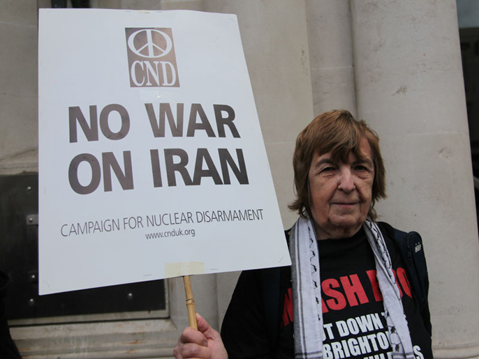 ‪مشاركة في المظاهرة ترفع لافتة ترفض شن حرب على إيران‬ (الجزيرة نت)