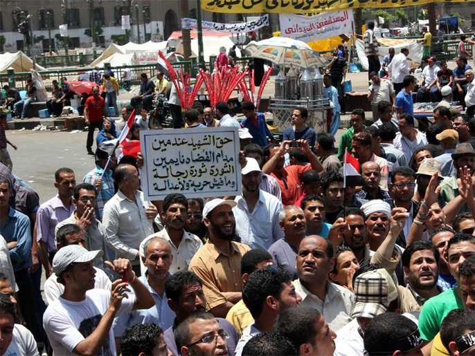 ‪المئات تداعوا إلى ميدان التحرير رفضا لحكميْ‬ الدستورية (الجزيرة)