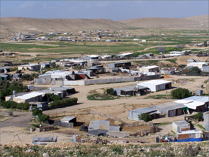 ‪قرية بدوية في النقب محرومة من البنى التحتية بذريعة كونها غير معترف بها‬ (الجزيرة نت)