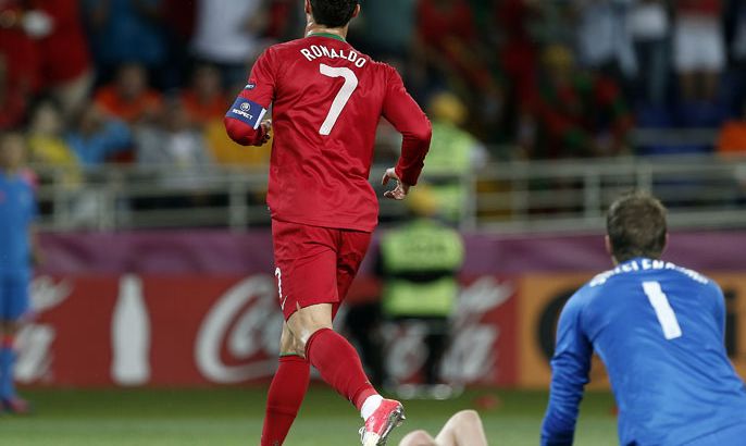 epa03270219 Portugal's Cristiano Ronaldo celebrates after scoring the 1-1 during the Group B preliminary round match of the UEFA EURO 2012 between Portugal and the Netherlands in Kharkiv, Ukraine, 17 June 2012