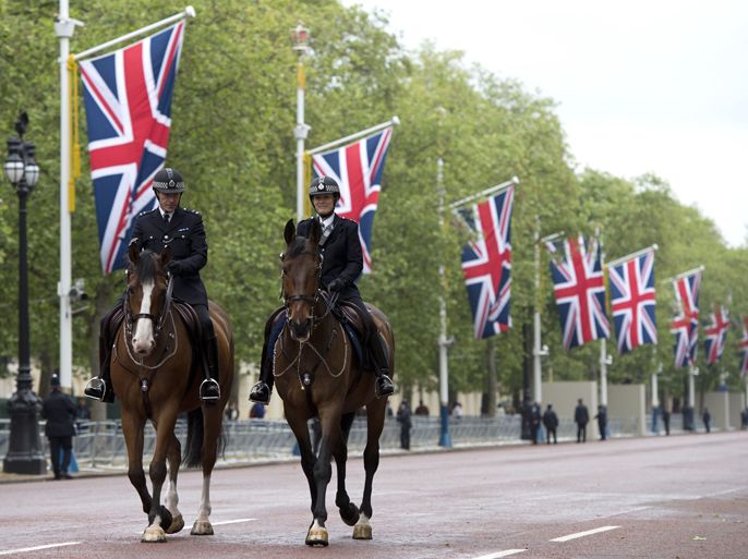 British mounted police patrol the Mall outside Buckingham Palace in London, on June 2, 2012. Britain was Saturday set to begin four days of festivities for Queen Elizabeth II's diamond jubilee, with organisers hoping a surge in enthusiasm for the royals would inspire crowds to defy drizzling rain. AFP