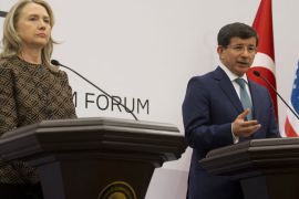 Turkish Foreign Minister Ahmet Davutoglu (R) and US Secretary of State Hillary Clinton hold a joint press conference during the Global Counterterrorism Forum in Istanbul, on June 7, 2012.