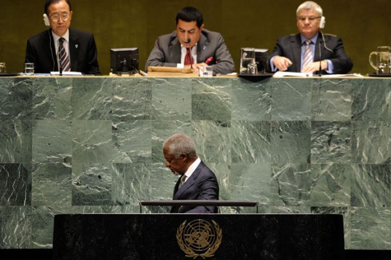 New York, UNITED STATES : Joint Special Envoy for Syria, Kofi Annan addresses the 66th session of the General Assembly on the situation in the Syrian Arab Republic at the United Nations June 7, 2012 in New York. Behind him are Secretary-General Ban Ki-moon (L)and President of the General Assembly, Narrie Abulaziz Al-Nasser Nassir(C). AFP PHOTO