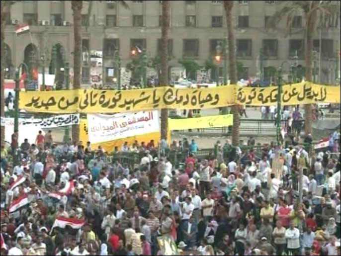 ‪المليونية بميدان التحرير لرفض الإعلان الدستوري المكمل وحل مجلس الشعب‬ (الجزيرة-أرشيف)