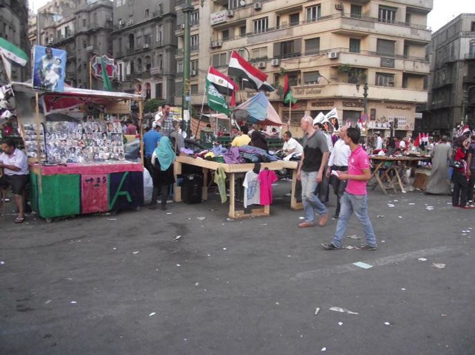 مشهد الباعة المتجولين لافت في الميدان