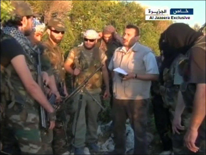 عدد من أفراد الجيش السوري الحر في ريف اللاذقية (الجزيرة)