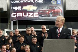 epa02323920 A General Motors handout image made available 08 September 2010 showing Ohio Governor Ted Strickland talking to General Motors employees, dignitaries, union representatives and community members in front