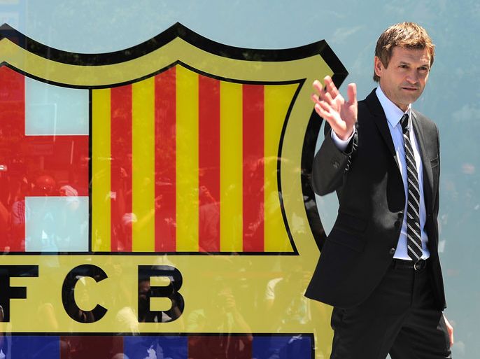 Newly-appointed Barcelona's football coach Tito Vilanova waves after he signs his contract during a presentation on June 15, 2012 at the Camp Nou in Barcelona. Vilanova, 42, played only briefly as a professional in Spain's top flight, notably with Celta Vigo, before turning to coaching at the end of his career and finding his way back to the club of his youth. Vilanova had been in contract talks with the club ever since the April 27 announcement that he would be taking over.AFP PHOTO/LLUIS GENE
