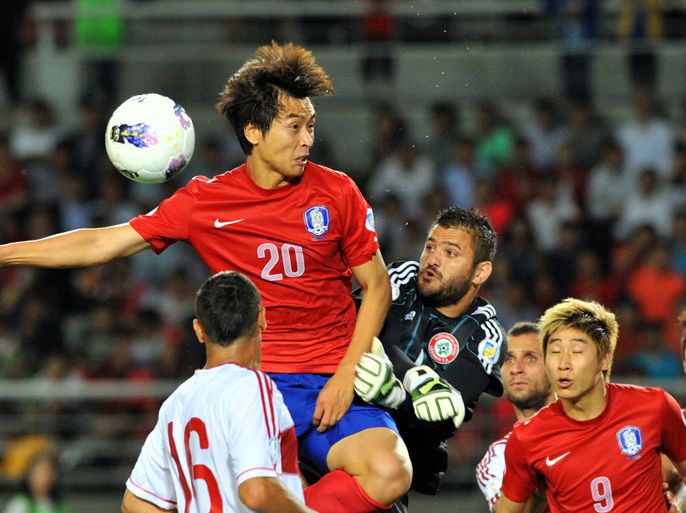 South Korea's forward Lee Dong-Gook (2nd L) jumps for the ball as Lebanon's goalkeeper Ziad El Samad (C) attempts to clear the ball during their Asian qualifying football match for the 2014 World Cup in Goyang, north of Seoul, on June 12, 2012. South Korea won 3-0. AFP PHOTO / JUNG YEON-JE