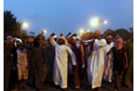 omani protesters shout slogans during a demonstration in the northern industrial town of sohar in oman february 28, 2011. demonstrators blocked roads to a main port in northern oman and looted a nearby supermarket on monday, part of protests to demand more jobs and political reform that have spread to the sultanate's capital. reuters (رويترز)
