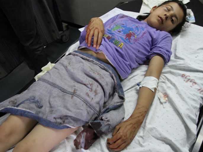 طفلة مصابة تتلقى العلاج في مجمع الشفاء الطبي بغزة