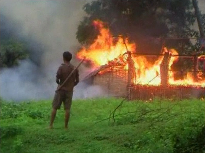 ‪أعمال القمع وحرق منازل الروهينغا تجددت الشهر الماضي‬ (الجزيرة-أرشيف)