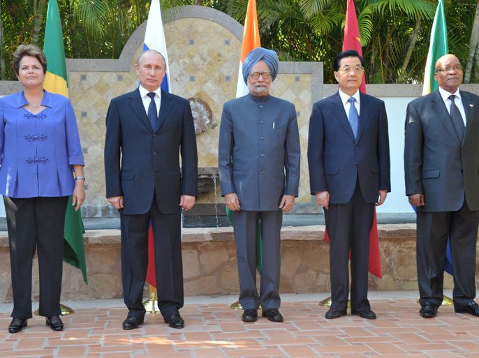 epa03271800 Leaders of BRICS group of counties (L-R): Brazilian President Dilma Rousseff, Russian President Vladimir Putin, Indian Prime Minister Manmohan Singh, Chinese President Hu Jintao, South African President Jacob Zuma pose for the media prior their meeting at One and Only Palmilia hotel in Los Cabos, Mexico, 18 June 2012. EPA/ALEXEI NIKOLSKY/RIA NOVOSTI/KREMLIN POOL
