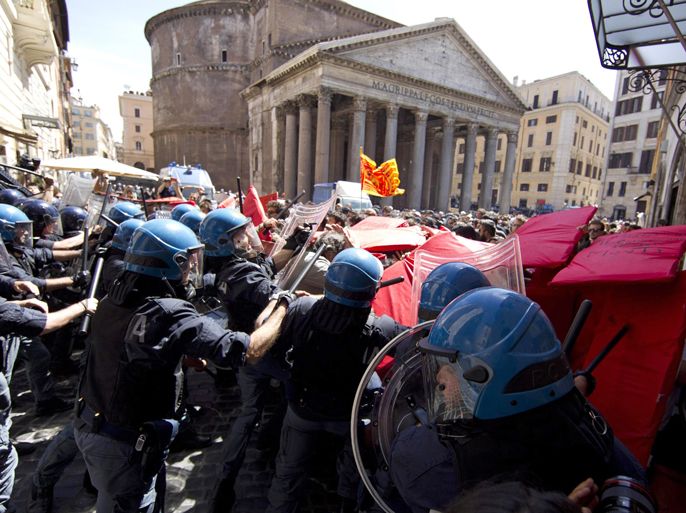 epa03264687 Policemen and protesters clash in front of the Pantheon, in Rome, Italy, 14 June 2012. Temporary workers and students, who called themselves 'Occupy Fornero' (name of Minister of Welfare Elsa Fornero), were demonstrating against the severe measures taken by the government against the crisis, and tried to break through the Police, setting off clashes. EPA