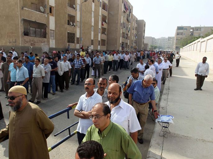 Egyptians queue outside a polling station in Cairo on June 16, 2012 to vote in a divisive presidential runoff pitting ousted strongman Hosni Mubarak's last premier Ahmed Shafiq against Muslim Brotherhood candidate Mohammed Mursi, two days after the top court ordered parliament dissolved.