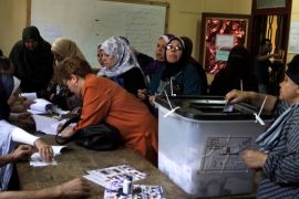 EGYPT : Egyptian women gather at a polling station in Cairo to cast their votes on June 16, 2012 in a divisive presidential runoff pitting ousted strongman Hosni Mubarak's last premier Ahmed Shafiq against Muslim Brotherhood candidate Mohammed Mursi, two days after the top court ordered parliament dissolved. AFP PHOTO/PATRICK BAZ