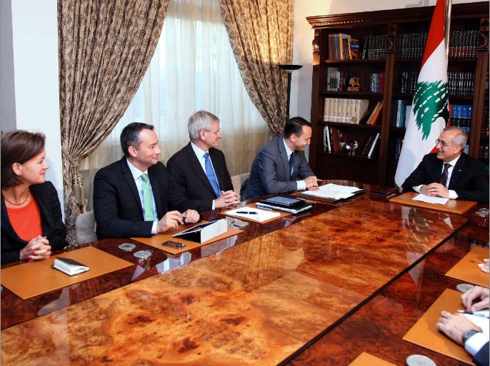 epa03276702 Lebanese President Michel Suleiman (R) meets with (L-R) European Union Ambassador to Lebanon Angelina Eichhorst and Foreign Ministers of Bulgaria Nikolay Mladenov, Sweden Carl Bildt and Poland Radoslaw Sikorski at the presidential palace east of Beirut, Lebanon, 22 June 2012. Swedish, Bulgarian and Polish foreign ministers arrived in Lebanon on 21 June for talks with officials that will focus on the developments in Syria. EPA/STR