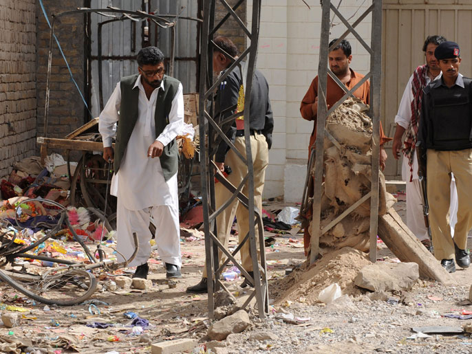 ‪قوات أمن باكستانية تتفقد مكان هجوم كويتا‬ (الفرنسية)
