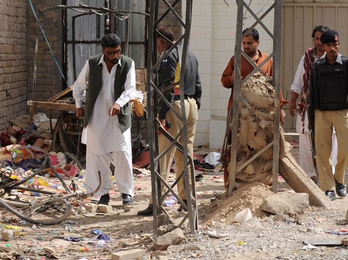 AQ795 - Quetta, -, PAKISTAN : Pakistani security officials examine the site of a bomb explosion outside a Sunni Muslim seminary on the outskirts of Quetta on June 7, 2012.