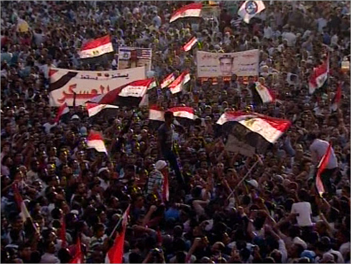 المتظاهرون بميدان التحرير طالبوا بتطبيق قانون العزل السياسي على شفيق (الجزيرة)