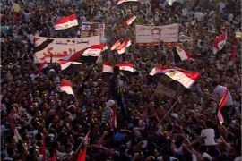 يواصل آلاف المتظاهرين المصريين التوافد إلى ميدان التحرير في وسط القاهرة، احتجاجا على ما وصفوها بالأحكام المخففة على الرئيس المخلوع حسني مبارك، ونجليه ووزير داخليته وستة من معاونيه.