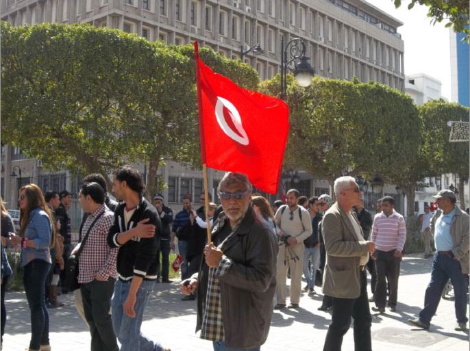 الشارع التونسي يغرف حالة من التجاذب بين التيار العلماني والإسلامي (الجزيرة نت)