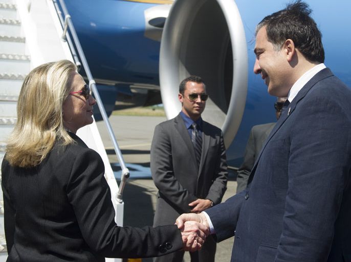 GEORGIA : Georgian President Mikheil Saakashvili (R) shakes hands with US Secretary of State Hillary Clinton on June 6, 2012 as she prepares to board her plane at Batumi International Airport in Batumi, heading for Baku.