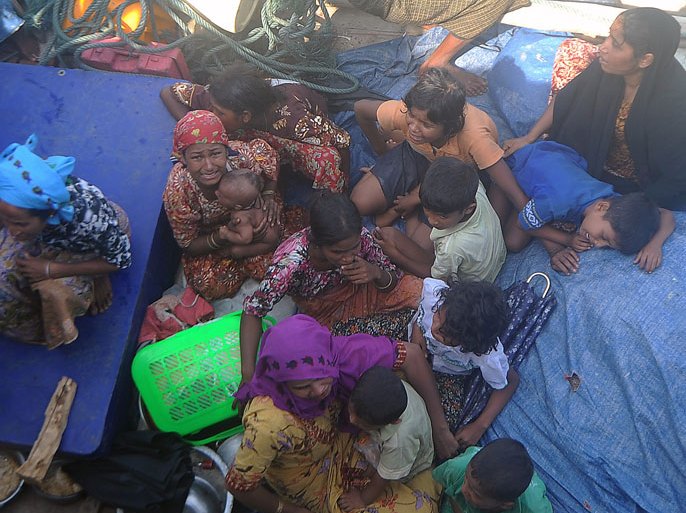 MUZ076 - TEKNAF, -, BANGLADESH : Rohingya Muslims fleeing sectarian violence cry as they try to cross the Naf river into Bangladesh in Teknaf on June 11, 2012. Bangladesh border