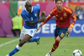 (FILES) This file picture taken on June 10, 2012 at the Gdansk Arena shows Italian forward Mario Balotelli (L) and Spanish defender Sergio Ramos during the Euro 2012 championships football match Spain vs Italy. Italy and defending champions Spain will play the Euro 2012 final at the Olympic Stadium in Kiev on July 1st. AFP