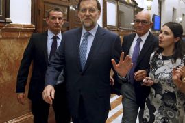 epa03264482 Spanish Prime Minister Mariano Rajoy (C) walks away from journalists at the end of a Government's control session held the Lower House of the Spanish Parliament in Madrid, Spain, 14 June 2012. Spanish Economy Minister Luis de Guindos said on 13 June that the bank bail out approved by the European Union for Spain will not mean a burden for its citizens. EPA/JAVIER LIZON