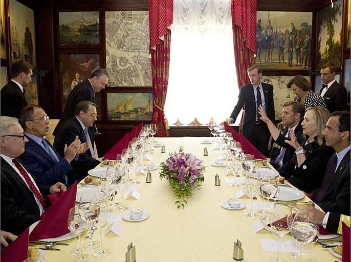 US Secretary of State Hillary Clinton (3rd R) and Russian Foreign Minister Sergey Lavrov (2nd L) sit down for dinner after their meeting in St. Petersburg, on June 29, 2012, on the eve of international talks in Geneva to find a political solution to the Syrian crisis. Clinton met her Russian counterpart Lavrov just one day after he angrily dismissed suggestions that Moscow backed a transition plan which Western powers said was on the agenda for Saturday's talks in Geneva. AFP PHOTO / POOL / Haraz N. Ghanbari
