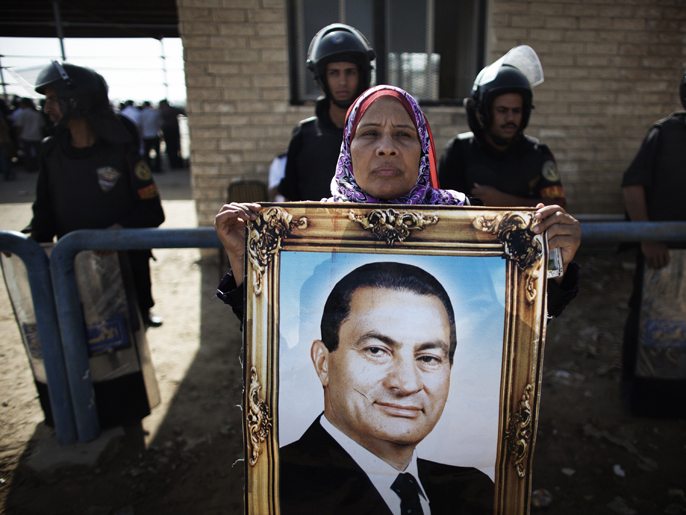 أنصار مبارك توافدوا على المستشفى العسكري للاطمئنان عليه (الفرنسية-أرشيف)