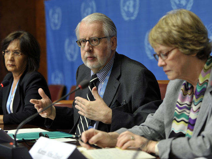 كبير محققي الأمم المتحدة باولو بينيرو (وسط) رجح مسؤولية قوات النظام السوري عن مذبحة الحولة 
