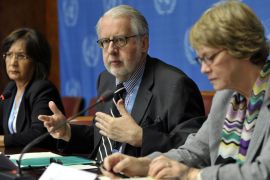 epa Chairperson Paulo Pinheiro (C) and Yakin Erturk (L) and Karen Abu Zayd (R) speak during a press conference about the Briefing by the members of the independent Commission of Inquiry on Syria to the Human Rights