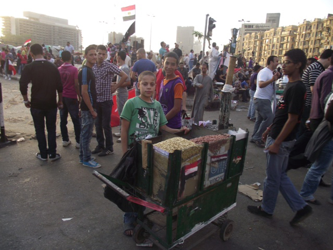 متظاهرون انتقدوا استغلال الباعة المتجولين لأيام التظاهر ورفع الأسعار (الجزيرة)
