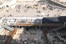 منظر عام لساحة البراق وتظهر أعمال الحفريات وإقامة الأنفاق حيث سيبنى بالمكان مخطط " بيت الجوهر" قبالة جسر باب المغاربة