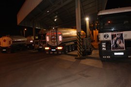 الشاحنات المحملة بالوقود القطري تفرغ حمولتها في محطة توليد الكهرباء بغزة