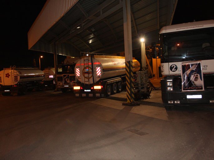 الشاحنات المحملة بالوقود القطري تفرغ حمولتها في محطة توليد الكهرباء بغزة