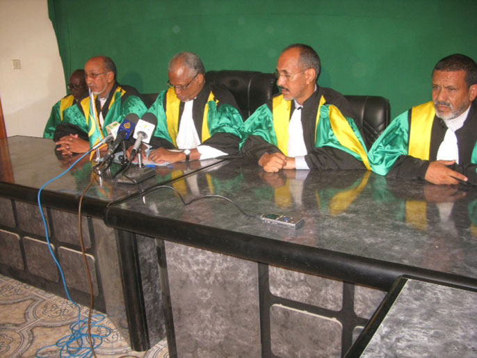 أعضاء المجلس الدستوري أثناء الجلسة  (الجزيرة نت)