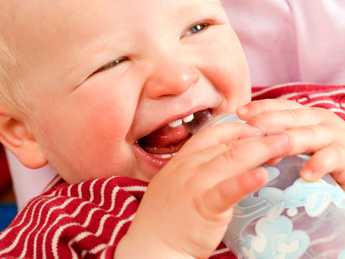 ‪إذا كان الطفل يواجه صعوبات في النوم دون الرضاعة فيمكن سقيه الماء الذي سبق غليه، وهذا لن يؤدي إلى التسوس‬ (الألمانية)