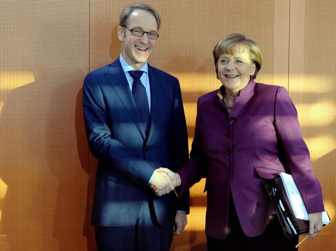 epa03065182 Chairman of the German Central Bank Jens Weidmann (L) and German Chancellor Angela Merkel (CDU) talk before the start of the cabinet meeting at the Federal Chancellery in Berlin, Germany, 18 January 2012. Weidmann attended the meeting as a guest. EPA/MAURIZIO GAMBARINI