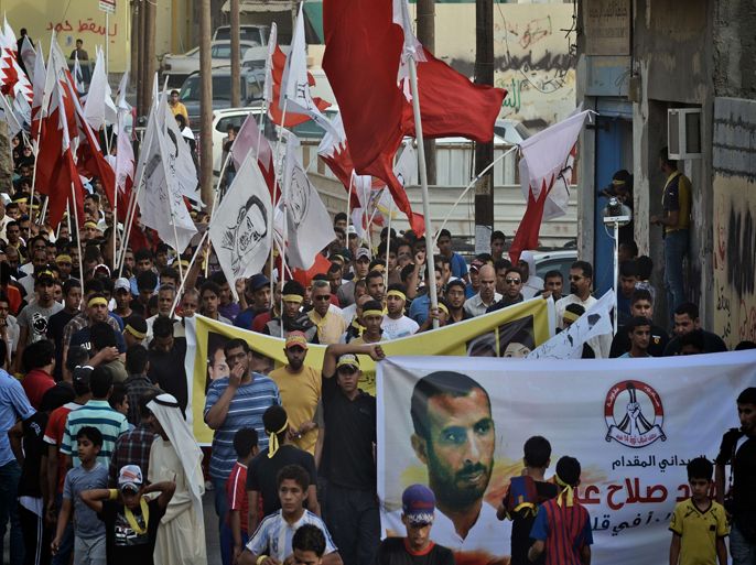 BAHRAIN : Bahraini Shiite Muslims hold their national flags and portraits of prisoners during a demonstration in solidarity with the political prisoners in the village of Belad al-Qadeem, in a suburb of Manama, on June 2, 2012. AFP PHOTO/