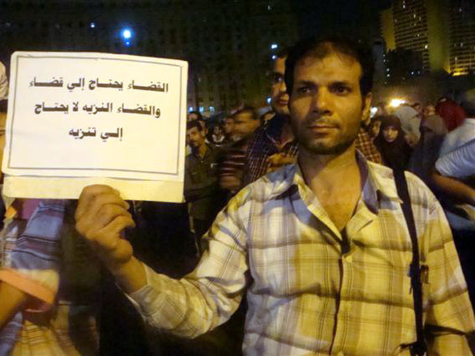 ‪متظاهر في التحرير: لا قدسية للقضاء‬  (الجزيرة نت)