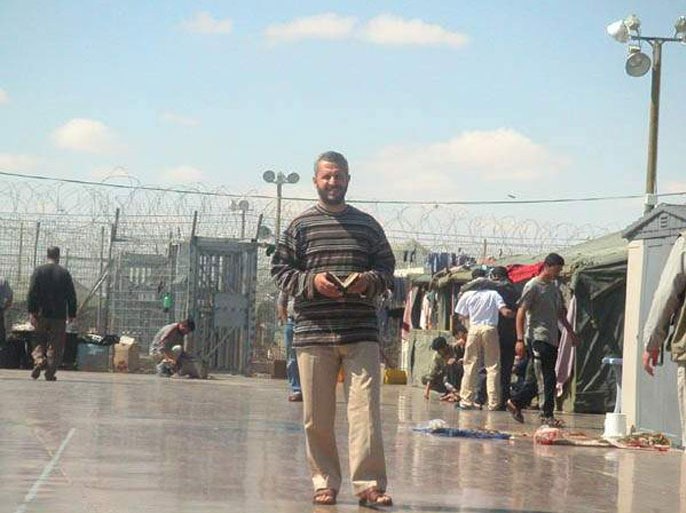 الاسرى يعيشون على حسابهم داخل السجون- صورة لسجن النقب الصحراوي -ارشيف- الجزيرة نت