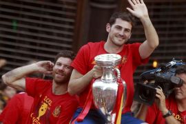 epa03293194 Iker Casillas, Goalkeeper of the Spanish soccer national team, holds the Euro 2012 trophy on an open-top bus along the Gran Via avenue in Madrid, Spain, 02 July 2012. Spain on 01 July defeated Italy 4-0 in the UEFA EURO 2012 final match in Kiev, Ukraine, becoming the first national team ever to win three consecutive major international tournaments. EPA/GUSTAVO CUEVAS
